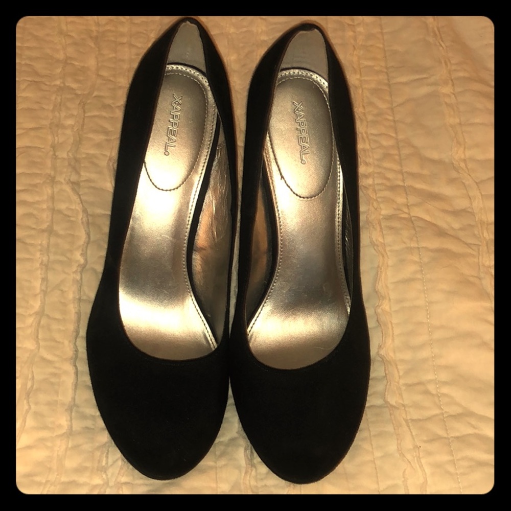 Black pumps